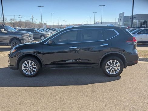 Used 2019 Nissan Rogue SV image 2