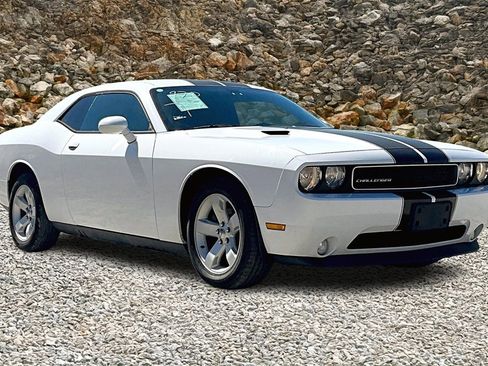 Used 2013 Dodge Challenger SXT image 8