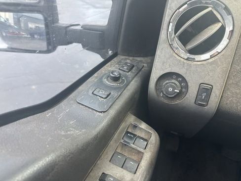 Used 2011 Ford F350 Lariat w/ Lariat Interior Pkg image 10