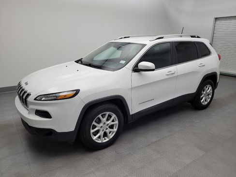 Used 2018 Jeep Cherokee Latitude FWD image 2