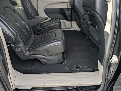 Used 2023 Chrysler Pacifica Touring-L image 31