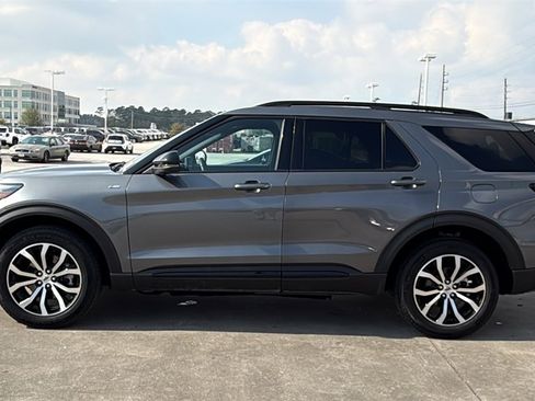 Used 2025 Ford Explorer ST-Line image 2