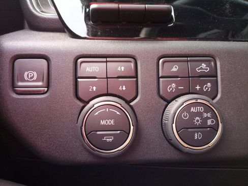 Used 2025 Chevrolet Silverado 2500 ZR2 w/ Technology Package image 23