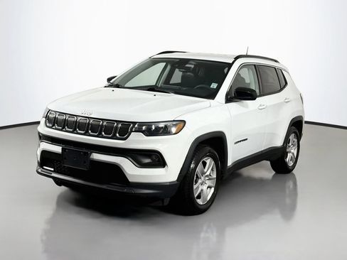 Used 2022 Jeep Compass Latitude FWD image 3