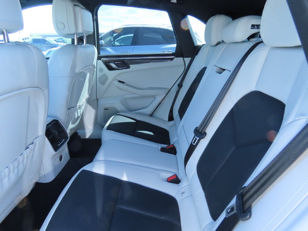 Used 2022 Porsche Macan AWD/4WD image 11