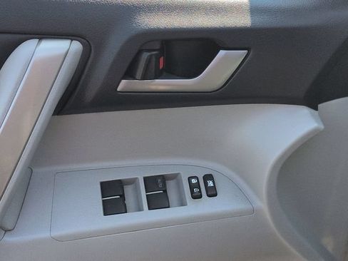 Used 2013 Toyota Highlander SE AWD/4WD image 13