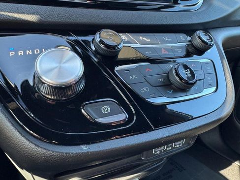 Used 2025 Chrysler Pacifica Select image 17