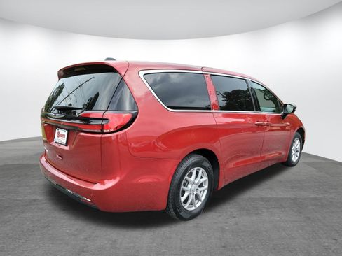 Used 2025 Chrysler Pacifica Select FWD image 29
