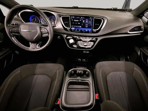 Used 2021 Chrysler Pacifica Touring FWD image 14