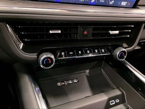 Used 2025 Chevrolet Suburban Z71 AWD/4WD image 31