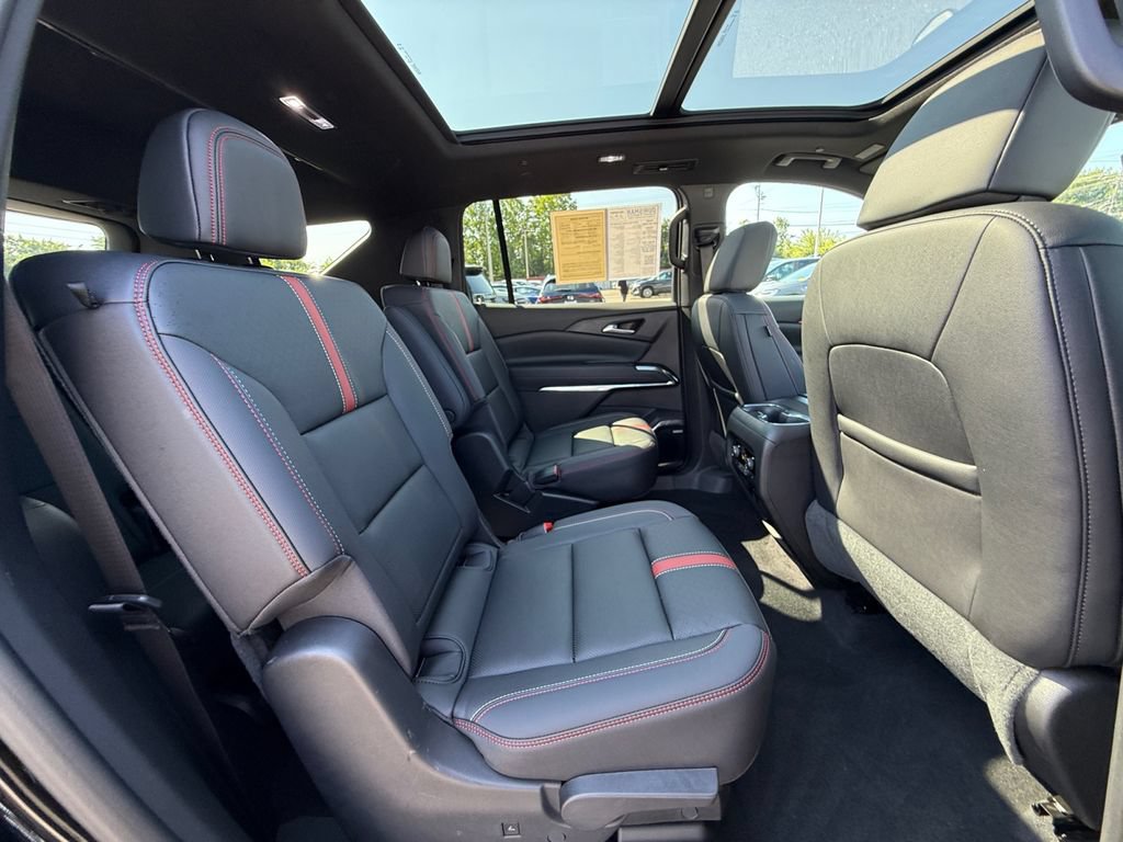 Used 2025 Chevrolet Traverse RS FWD image 25