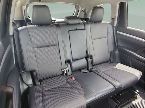 Used 2018 Toyota Highlander Plus AWD/4WD image 18