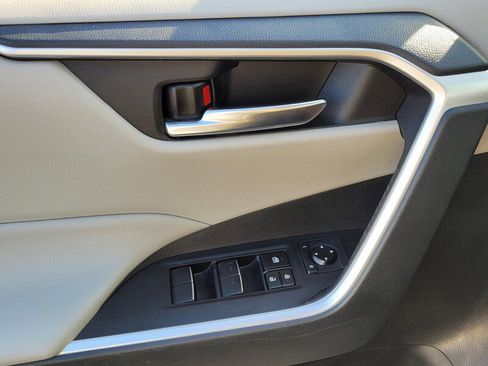 Used 2021 Toyota RAV4 XLE Premium image 27