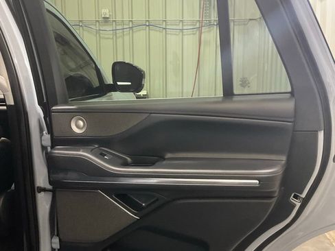 Used 2025 Lincoln Navigator Reserve AWD/4WD image 18