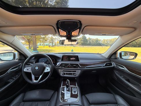 Used 2020 BMW 750i xDrive AWD/4WD image 2