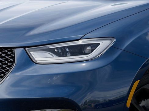 New 2025 Chrysler Pacifica Limited image 11