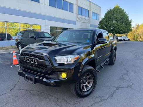 Used 2017 Toyota Tacoma TRD Sport w/ Tow Package (A/T) image 3