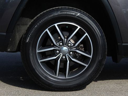 Used 2018 Jeep Grand Cherokee Limited AWD/4WD image 23