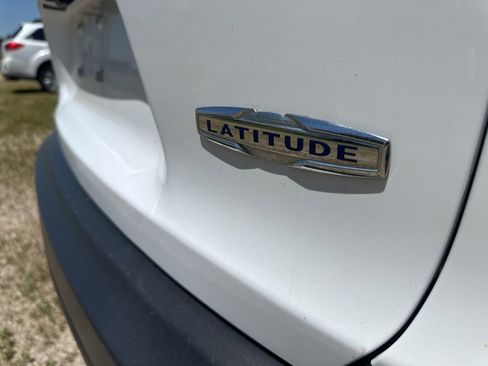 Used 2019 Jeep Cherokee Latitude w/ Cold Weather Group AWD/4WD image 12