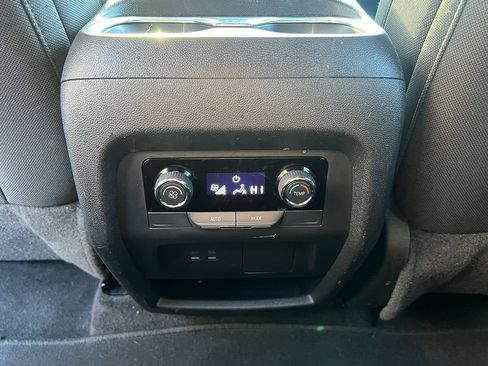 Used 2025 Chevrolet Traverse LT image 33