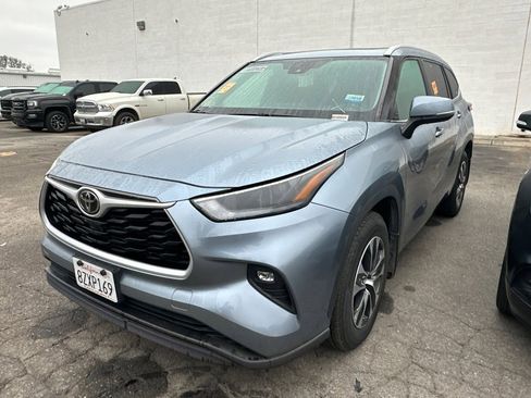 Used 2022 Toyota Highlander XLE image 2