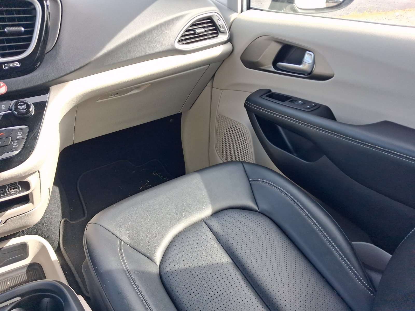 Used 2024 Chrysler Pacifica Touring-L FWD image 19