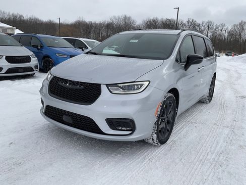 New 2026 Chrysler Pacifica Limited w/ Uconnect Theater Family Group image 3