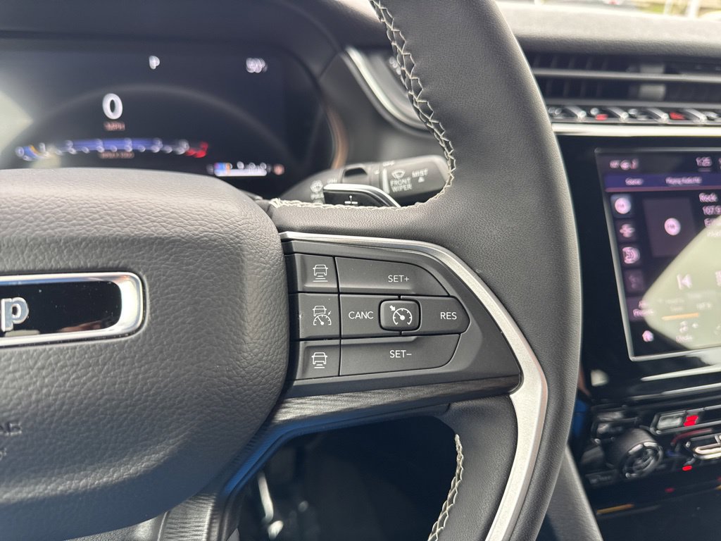 Used 2025 Jeep Grand Cherokee Altitude AWD/4WD image 6