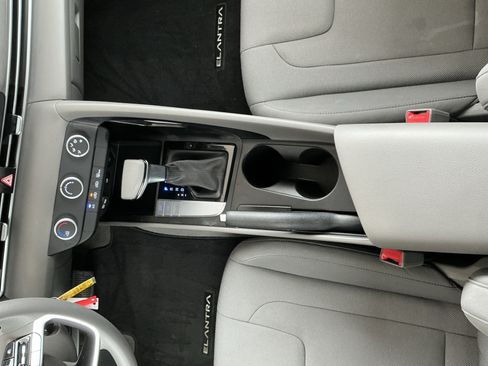 Used 2024 Hyundai Elantra SE image 11