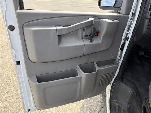Used 2017 Chevrolet Express 2500 RWD image 16