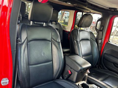 Used 2018 Jeep Wrangler Unlimited Sahara AWD/4WD image 37