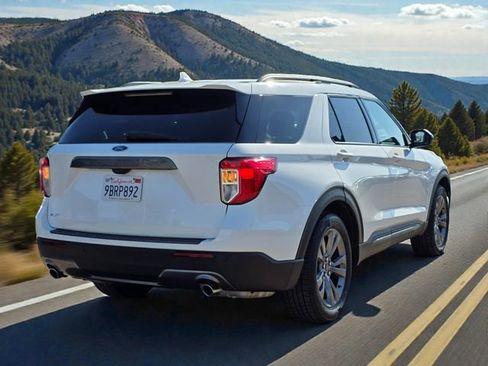 Used 2022 Ford Explorer XLT image 5