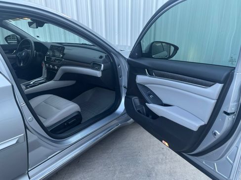 Used 2018 Honda Accord Touring image 16