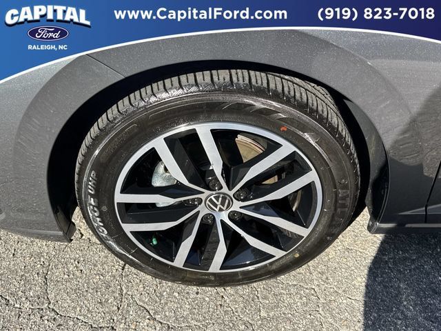 Used 2025 Volkswagen Jetta SE FWD image 13