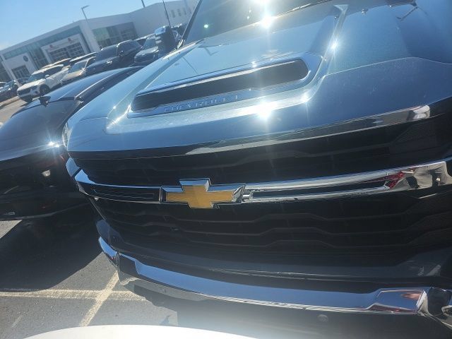 Used 2025 Chevrolet Silverado 2500 LT w/ All Star Edition AWD/4WD image 2