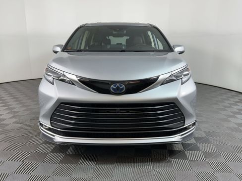Used 2023 Toyota Sienna Platinum image 4