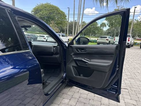 Used 2025 Nissan Pathfinder SV FWD image 23