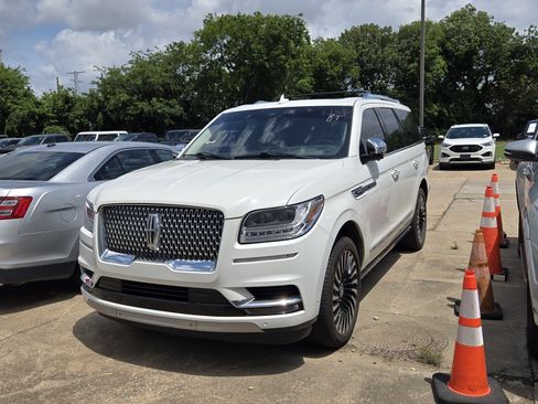 Used 2021 Lincoln Navigator Black Label w/ Cargo Convenience Package AWD/4WD image 3