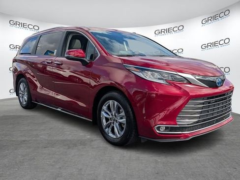 Used 2024 Toyota Sienna Limited image 1