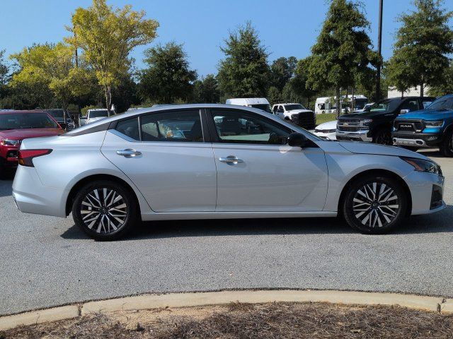 Used 2025 Nissan Altima 2.5 SV FWD image 3