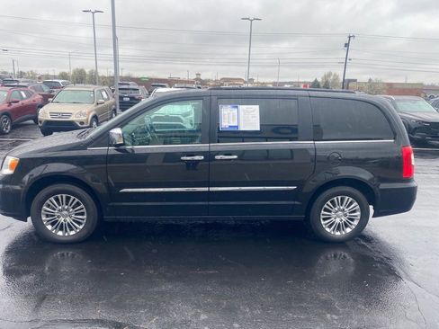 Used 2015 Chrysler Town & Country Touring-L w/ Driver Convenience Group image 3