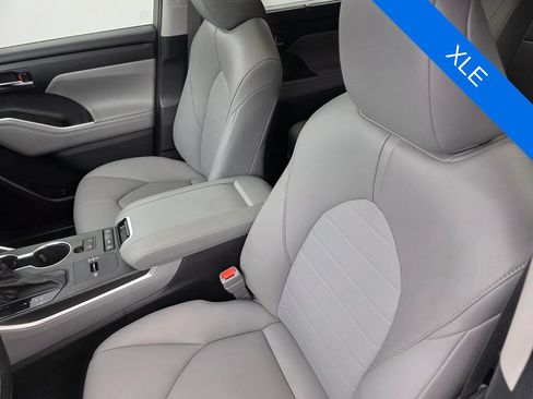 Used 2022 Toyota Highlander XLE FWD image 11