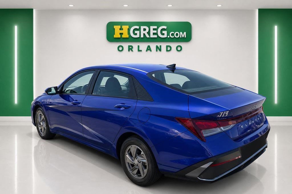 Used 2025 Hyundai Elantra SE w/ Cargo Package FWD image 2