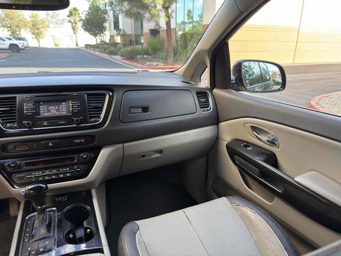 Used 2016 Kia Sedona EX image 19