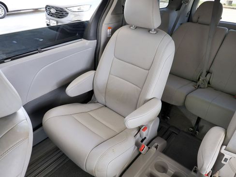 Used 2015 Toyota Sienna XLE FWD image 23