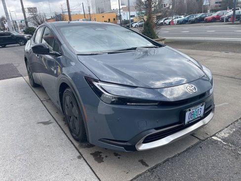 Used 2025 Toyota Prius Plug-In Hybrid image 4