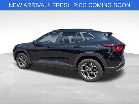 Used 2025 Chevrolet Trax LT w/ LT Convenience Package FWD image 4
