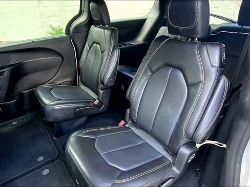 Used 2025 Chrysler Pacifica Select FWD image 25