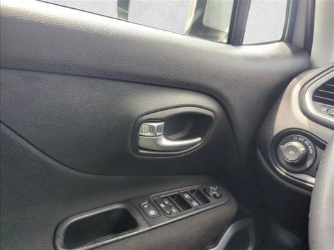Used 2021 Jeep Renegade Latitude FWD image 21