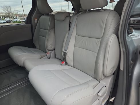 Used 2017 Toyota Sienna XLE image 24